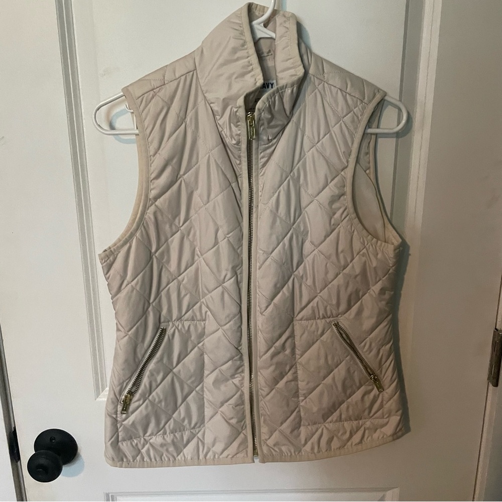 Lightweight quilt vest. Cream white